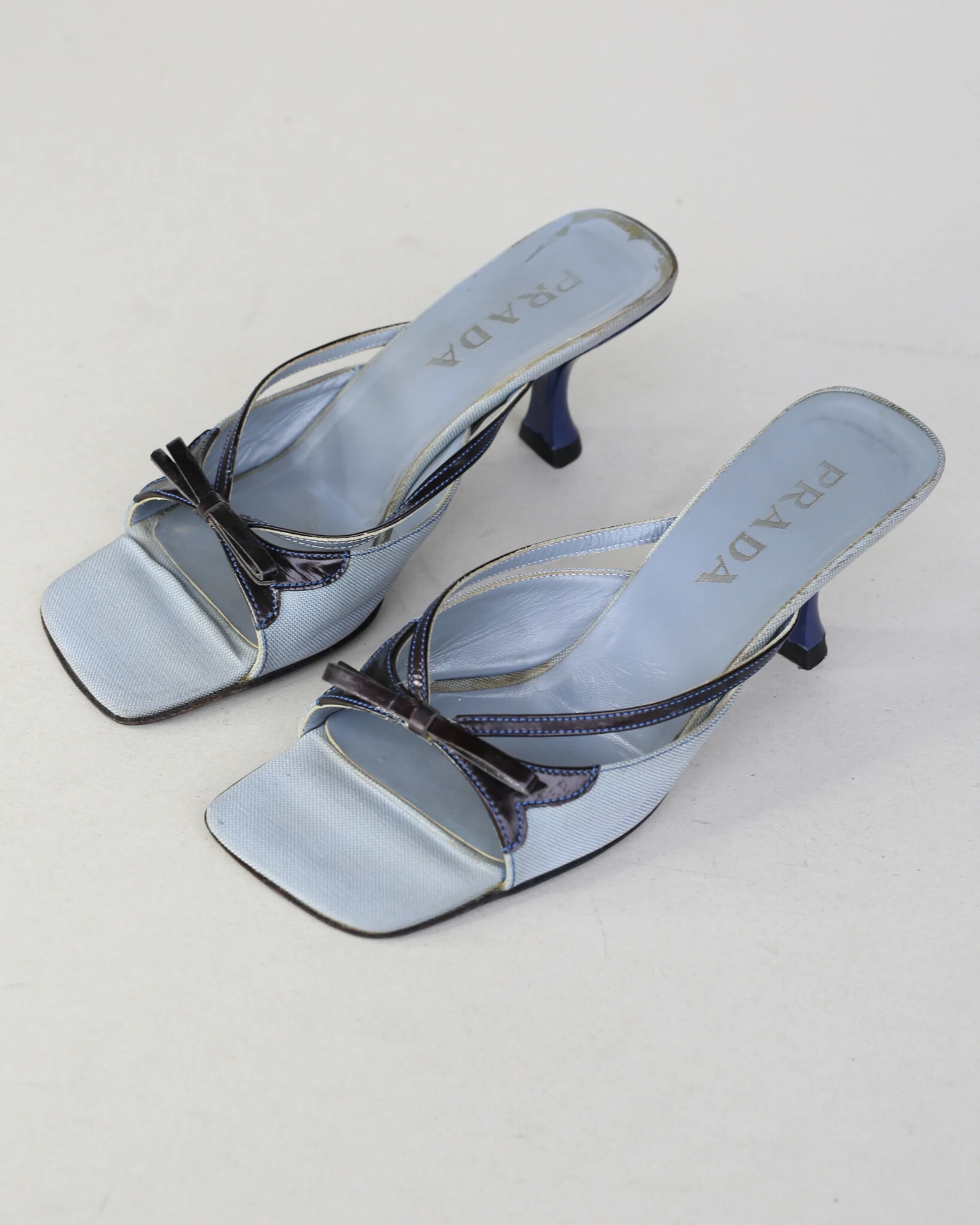 prada fw 2000 bow heels - Image 3